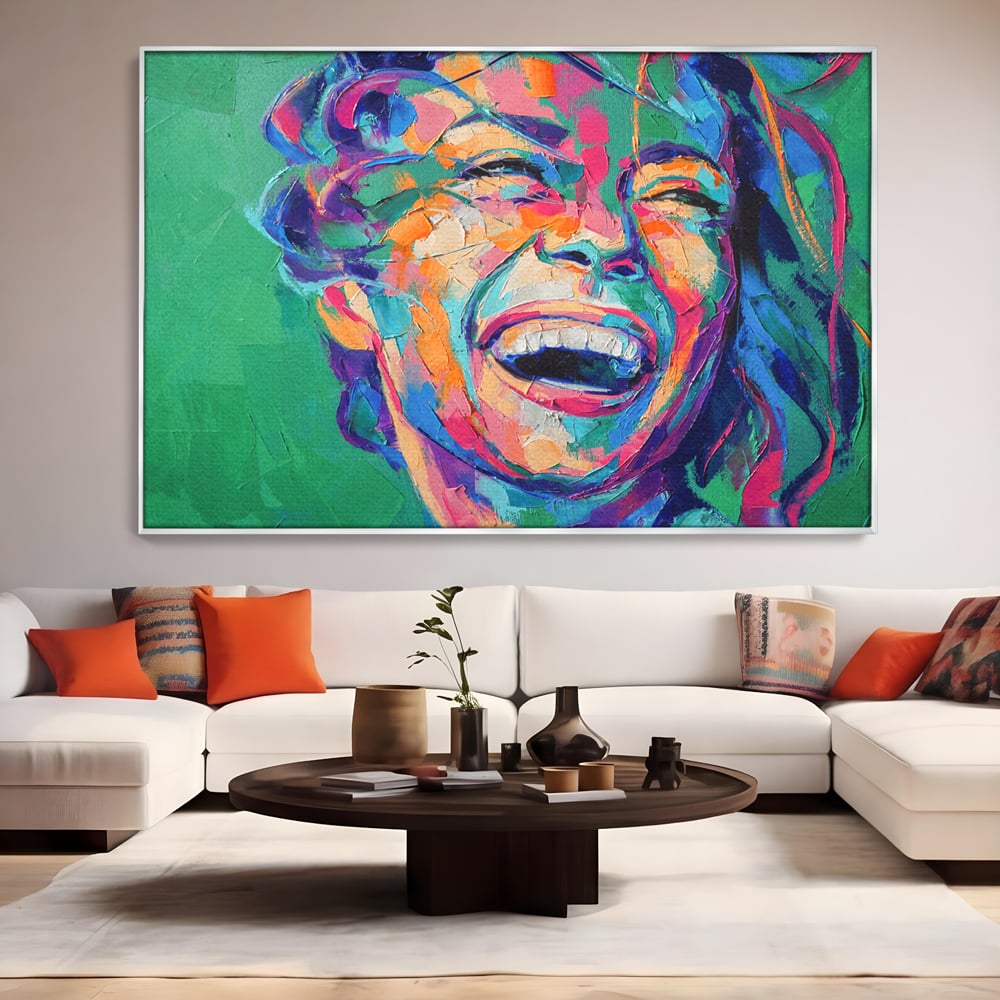 Tablou canvas cu tablou canvas cu fata zambind colorata, in rama de aluminiu argintiu, pe perete intr-un living